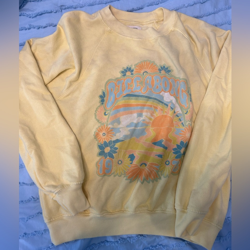 Super cute billabong crewneck! In Great condition, only worn once :)